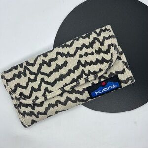 KAVU Canvas Trifold Wallet Black Cream Zig Zag Print Coin Zip ID Holder